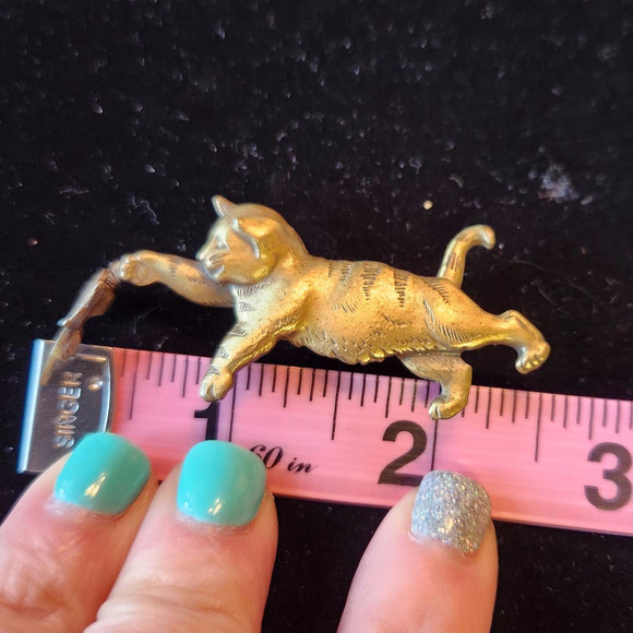 Vintage JJ Jonette Gold Tone Metal Cat Playing With Butterfly Brooch Pin 2.5" - Picture 4 of 4